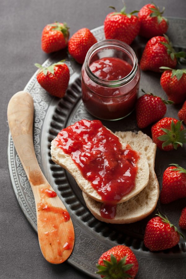 Quels sont les secrets d'une gelée de champagne rosé pour accompagner les desserts festifs ?
